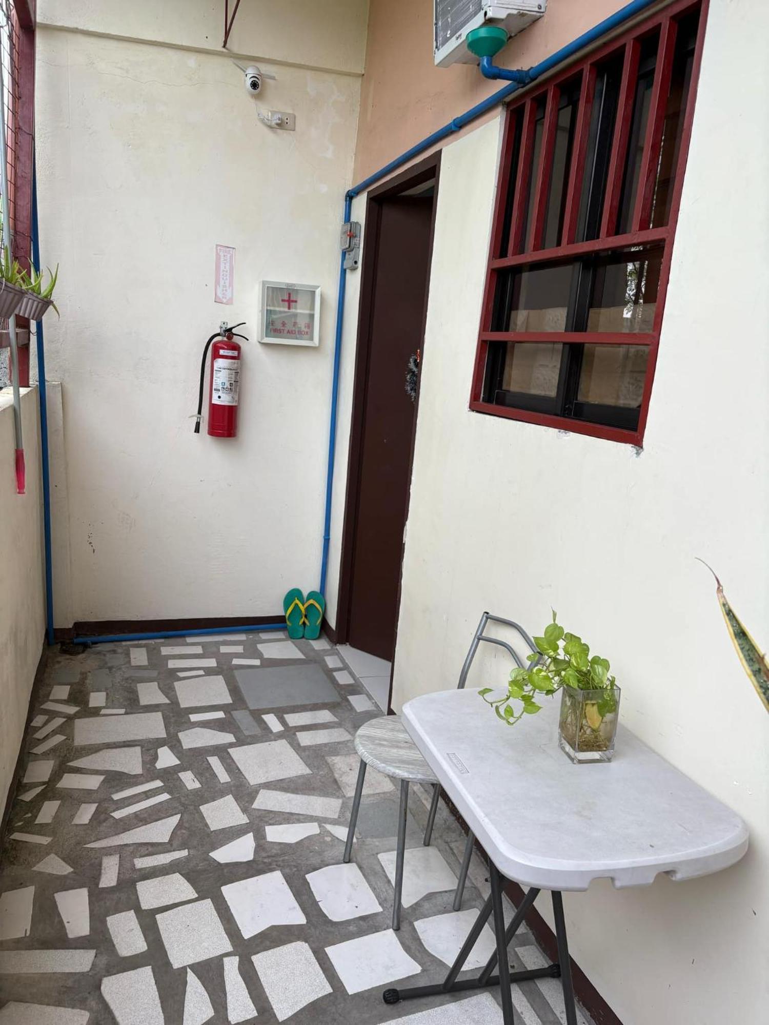 Airport Villamor Transient Rooms Manila Bagian luar foto